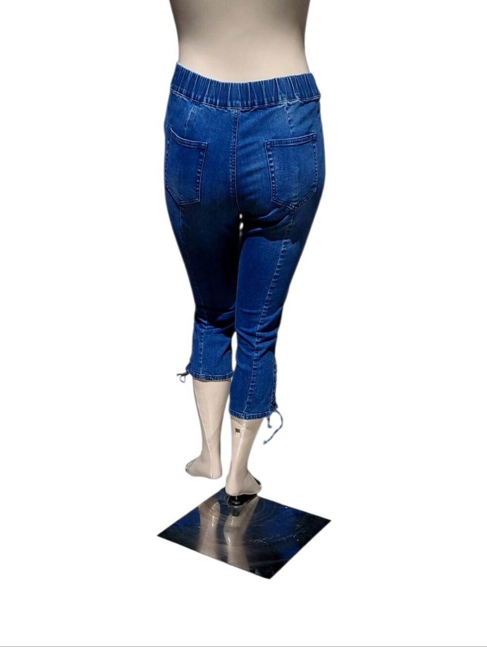 8405...Women's Pull-On Capri Jeans Size 30, 20" Inseam 11 1/2" Rise - Picture 3 of 6